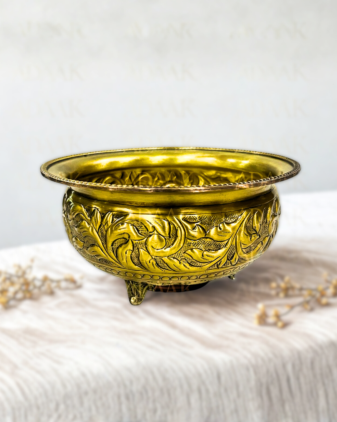 urli_bowl_with_legs_small_d5f378a2-5839-40cb-bd9a-047a2bff8e46